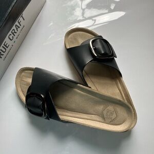 TRUE CRAFT  Black Buckle Slides